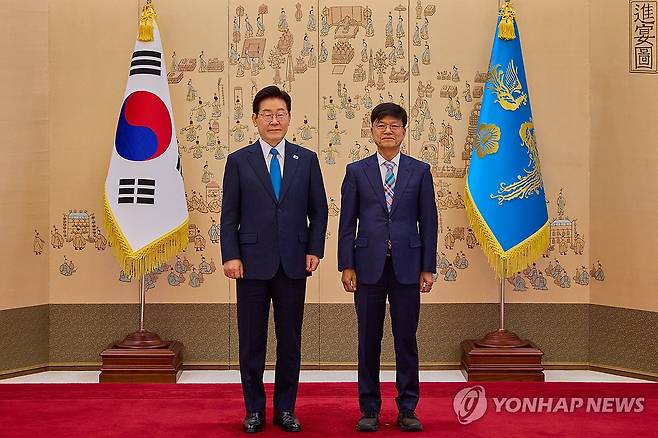 이재명 대통령과 규제합리화위원회 부위원장 (서울=연합뉴스) 이재명 대통령이 15일 청와대에서 규제합리화위원회 이병태 부위원장에게 위촉장을 수여한 후 기념촬영을 하고 있다. 2026.4.15 [청와대 제공. 재판매 및 DB 금지] photo@yna.co.kr