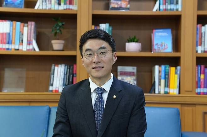 ▲ 더불어민주당 김남국(경기 안산시갑) 국회의원이 7일 <인천일보>와 인터뷰를 하고 있다. 김 의원은 "안산의 변화가 곧 국정 성과가 돼야 한다"며 안산사이언스밸리(ASV) 경제자유구역, AI·첨단산업 육성, 신안산선 연장 등을 이번 임기 핵심 과제로 제시했다. /사진제공=김남국 의원실