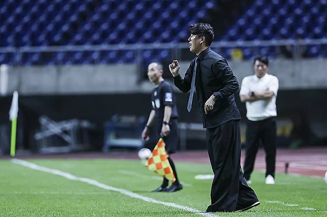 전술 지시 중인 이정규 감독. 광주FC 제공