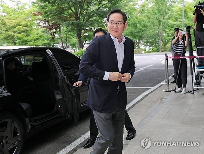 이재용 삼성전자 회장이 7일 미국 시애틀로 출국하기 위해 서울 김포비즈니스항공센터(SGBAC)에 도착해 이동하고 있다. 사진=연합뉴스 제공