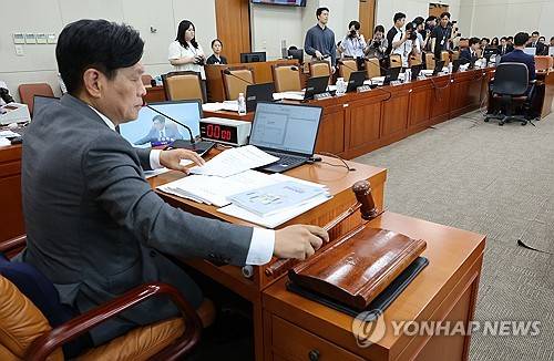 국회 재경위, 후반기 첫 회의 국민의힘 불참(서울=연합뉴스) 이동해 기자 = 7일 국회에서 열린 재정경제기획위원회 제1차 전체회의에 국민의힘 소속 위원들이 불참해 자리가 비어 있다. 2026.7.7 eastsea@yna.co.kr