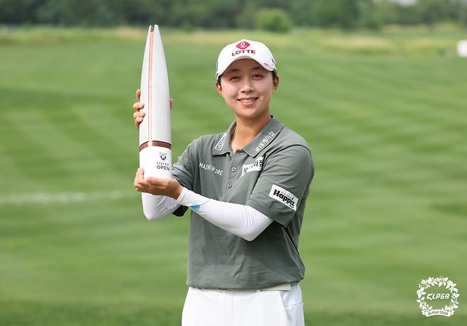 김효주(31·롯데)가 5일 인천 서구 베어즈베스트 청라(파72)에서 열린 한국여자프로골프(KLPGA)투어 롯데 오픈에서 최종합계 15언더파 273타로 우승, 트로피를 들고 기념촬영을 하고 있다. (KLPGA 제공. 재판매 및 DB금지) 2026.7.5 ⓒ 뉴스1 임세영 기자