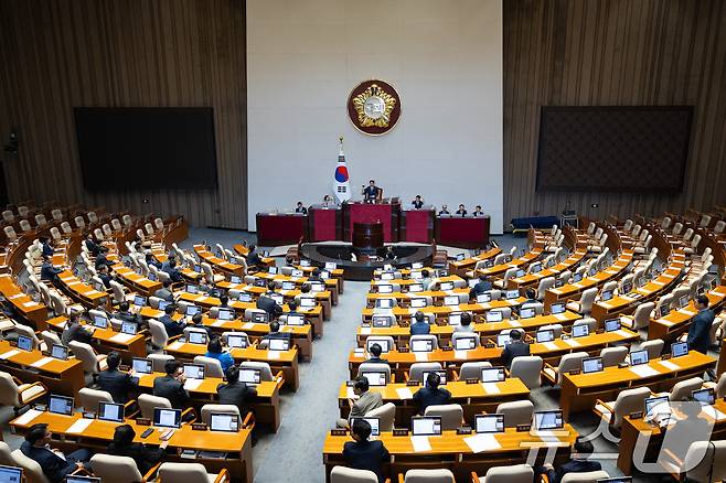 지난달 30일 열린 국회 본회의. ⓒ 뉴스1 유승관 기자