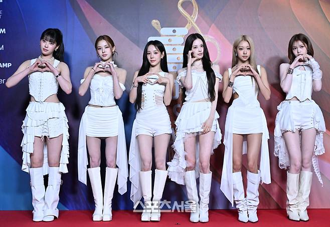 이즈나가 20일 인천 중구 인스파이어 아레나에서 열린 제35회 서울가요대상 레드카펫 행사에서 포즈를 취하고 있다.  2026. 6. 20. 인천 | 최승섭기자 thunder@sportsseoul.com