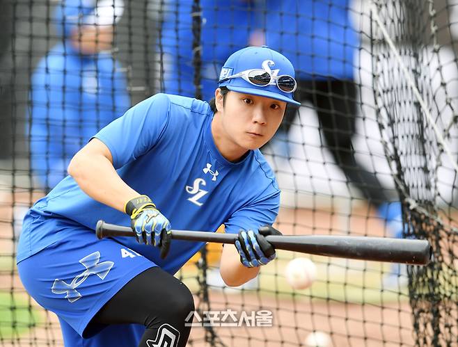 삼성 김현준이 25일 대구 삼성라이온즈파크에서 열리는 2024 KBO리그 KIA와 한국시리즈 3차전에 앞서 번트 연습을 하고 있다. 대구 | 박진업 기자 upandup@sportsseoul.com