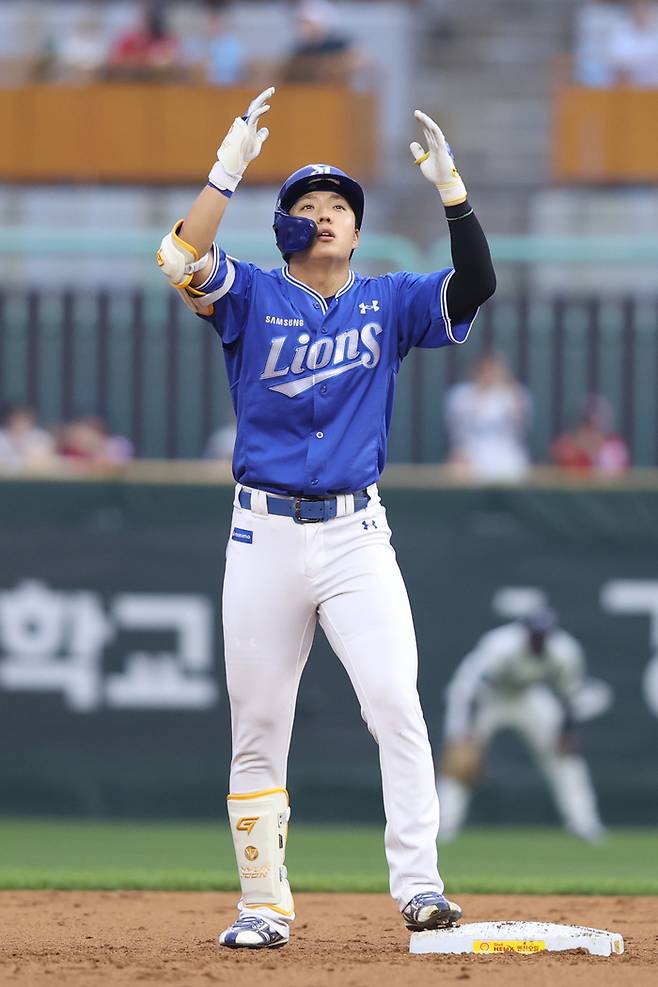 삼성 김현준이 5일 인천SSG랜더스필드에서 열린 2026 KBO리그 SSG전에서 안타를 날린 뒤 하늘을 바라보고 있다. 사진 | 삼성 라이온즈
