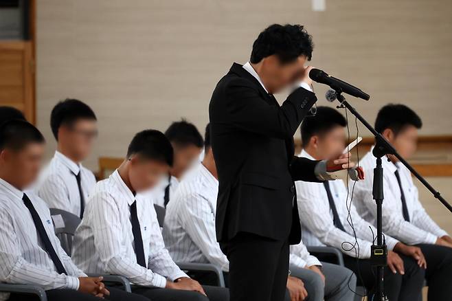 광주제일고등학교 강당에서 배재고등학교 교장이 사과문을 낭독하다가 눈물을 흘리고 있다. 공동취재·연합뉴스