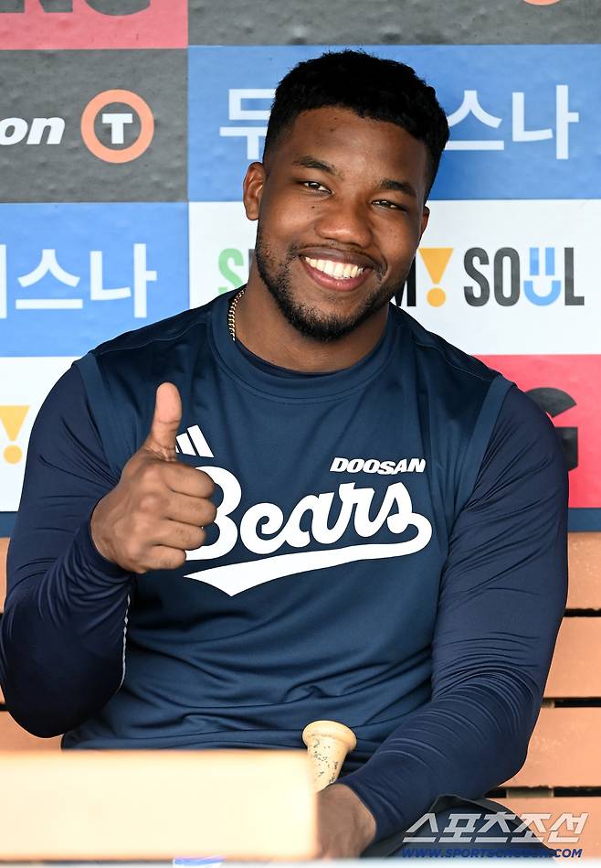 7일 잠실야구장에서 열린 SSG와 두산의 경기, 두산의 새 외국인 타자 유니오르 세베리노가 취재진을 향해 미소짓고 있다. 잠실=허상욱 기자wook@sportschosun.com/2026.07.07/
