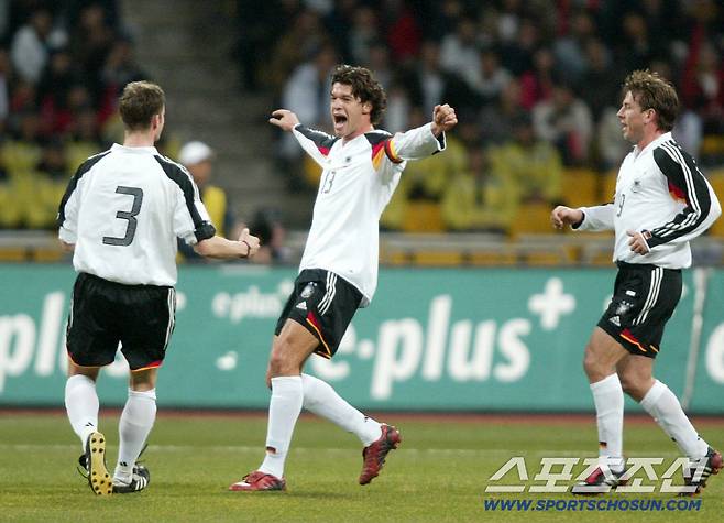 2004,12,19 한국-독일 국가대표 친선경기. 독일 미하엘 발락이 동점골을 넣고 좋아하고 있다.<부산=김재현기자basser@>8B