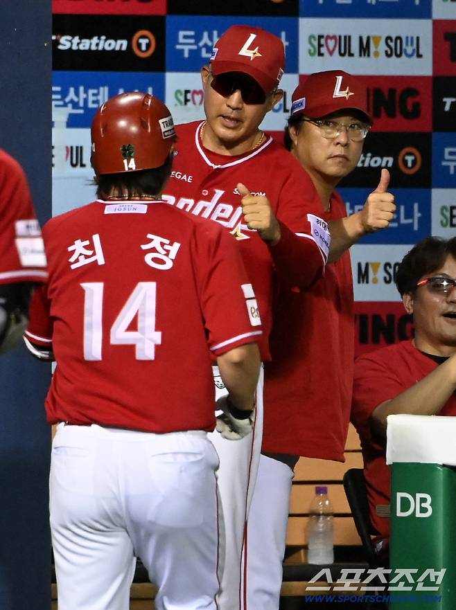 7일 잠실야구장에서 열린 SSG와 두산의 경기, 8회초 2사 1루 최정이 우월 2점홈런을 날렸다. 최정을 맞이하는 이숭용 감독과 송신영 수석코치의 모습. 잠실=허상욱 기자wook@sportschosun.com/2026.07.07/