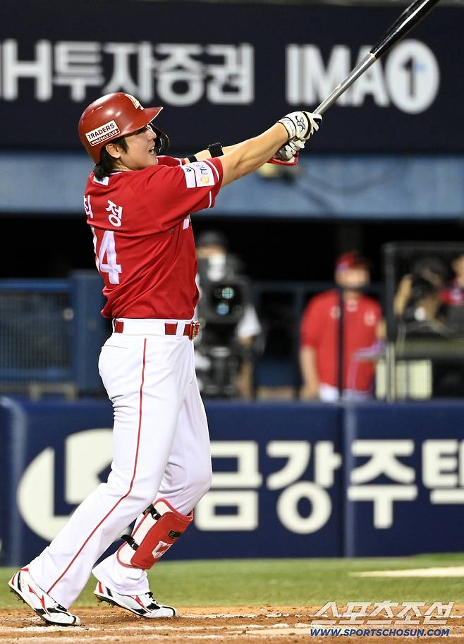 7일 잠실야구장에서 열린 SSG와 두산의 경기, 8회초 2사 1루 최정이 우월 2점홈런을 치고 있다. 잠실=허상욱 기자wook@sportschosun.com/2026.07.07/