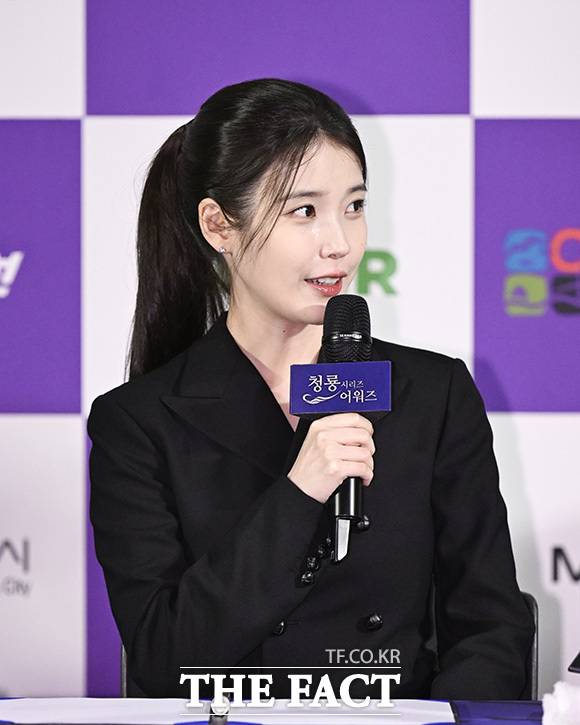 IU and other winners of the 4th Blue Dragon Series Awards gathered together ahead of the 5th awards ceremony, adding to the events splendor. A total of 10 award winners, including IU, Joo Ji-hoon, Lee Kwang-soo, Yeom Hye-ran, Choo Young-woo, Kim Min-ha, Ki-an 84, Lee Soo-ji, Moon Sang-hoon, and Mimi, attended the event.The main ceremony for the 5th Blue Dragon Series Awards is scheduled to take place at 8:30 p.m. on the 31st at Paradise City in Incheon.