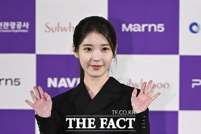 IU and other winners of the 4th Blue Dragon Series Awards gathered together ahead of the 5th awards ceremony, adding to the events splendor. A total of 10 award winners, including IU, Joo Ji-hoon, Lee Kwang-soo, Yeom Hye-ran, Choo Young-woo, Kim Min-ha, Ki-an 84, Lee Soo-ji, Moon Sang-hoon, and Mimi, attended the event.The main ceremony for the 5th Blue Dragon Series Awards is scheduled to take place at 8:30 p.m. on the 31st at Paradise City in Incheon.