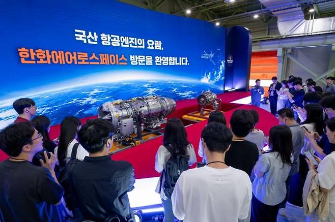 한화에어로스페이스가 6일 창원1사업장에서 5500파운드 터보팬 엔진(왼쪽)과 1400마력 터보프롭 엔진을 언론에 최초 공개했다. 한화에어로스페이스