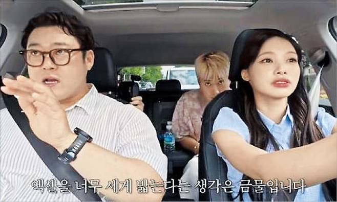 지난달 26일 공개된 ‘나의 연수 아저씨’ 시리즈 중 아이돌 그룹 ‘리센느’의 원이가 개그맨 이선민에게 운전 연수를 받고 있다. /유튜브 채널 ‘스튜디오 ㅋㅇㅋ’