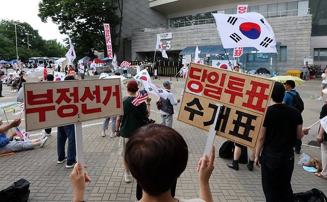 6·3 지방선거 투표용지 부족사태로 인한 '잠실 봉쇄시위'가 계속되고 있는 5일 서울 송파구 올림픽공원 핸드볼경기장 인근에서 참가자들이 재선거를 요구하는 구호를 외치고 있다. /뉴스1