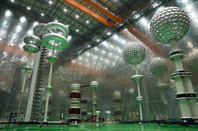 경남 창원 한국전기연구원에 세워진 ‘초고압 직류송전(HVDC)’ 시험인프라. 발전소에서 생산된 대용량 전력을 현재의 교류 방식이 아닌 직류 방식으로 먼 곳까지 보내는 차세대 전력전송 기술을 검증하는 곳이다. / 한국전기연구원 제공