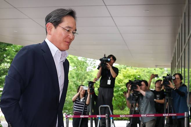 이재용 삼성전자 회장이 7일 미국 시애틀로 출국하기 위해 서울 김포비즈니스항공센터(SGBAC)에 도착해 이동하고 있다./뉴스1