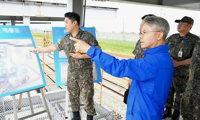 민형배 전남광주통합특별시장이 3일 반도체 메가프로젝트 성공 지원을 위해 광주 군공항을 찾아 현장점검을 하고 있다. 전남광주통합특별시 제공