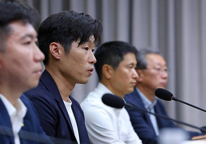 박지성(왼쪽에서 두 번째) ‘K-축구 혁신위원회’ 공동위원장이 6일 혁신위 출범식에서 모두발언을 하고 있다. 왼쪽부터 박 위원장과 함께 공동위원장을 맡은 유승민 대한체육회장, 위원으로 참여하는 이영표 해설위원, 조연상 한국프로축구연맹 사무총장. 문화체육관광부 제공