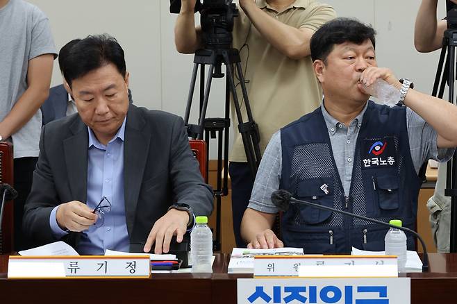 ▲ 7일 정부세종청사 최저임금위원회에서 열린 제12차 전원회의에서  근로자위원인 류기섭 한국노총 사무총장이 물을 마시고 있다. 왼쪽은 류기정 한국경영자총협회(경총) 전무. 연합뉴스