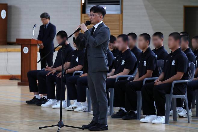 어제(6일) 오후 전남광주통합특별시 북구 광주제일고등학교 강당에서 이규연 광주일고 교장이 사과 방문한 서울 배제고등학교 야구부에게 발언하고 있다. / 사진=연합뉴스