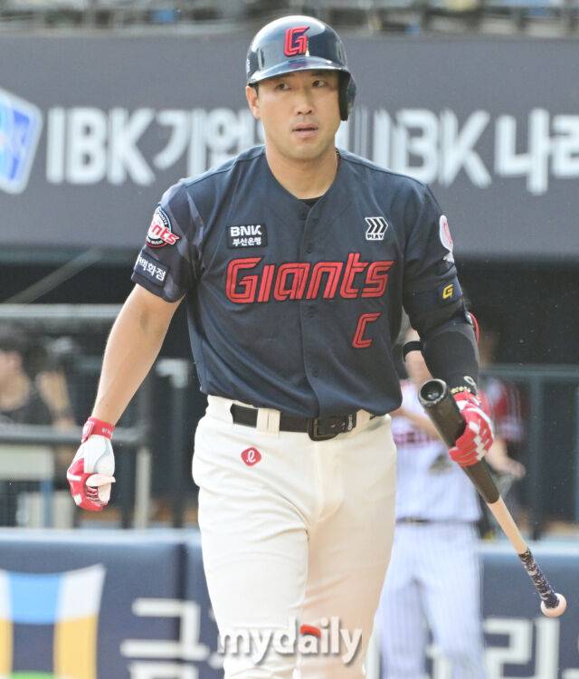 14일 오후 서울 잠실야구장에서 진행된 '2026 신한 SOL KBO 리그' 롯데 자이언츠 - LG 트윈스 경기. 롯데 전준우가 4회초 2사 3루에서 LG 임찬규에게 삼진을 당한 뒤 아쉬워 하고 있다./곽경훈 기자