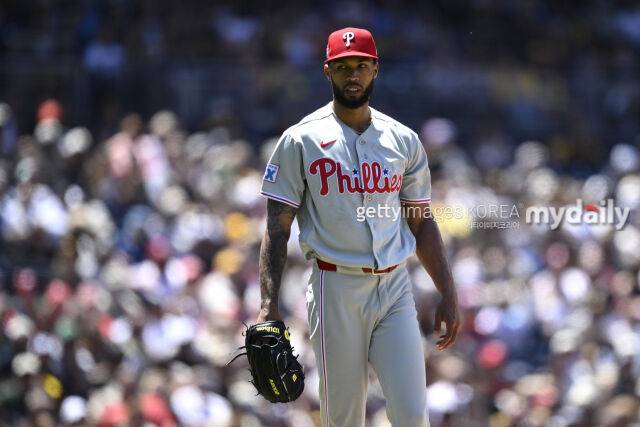 MLB 필라델피아 필리스 투수 크리스토페르 산체스는 7일(한국시간) 열린 캔자스시티 로열스와 원정 경기에 선발 등판했는데 3.1이닝 동안 12피안타 9실점으로 흔들렸다. 그는 이날 패전투수가 되면서 시즌 4패째(10승)를 당했다./게티이미지코리아