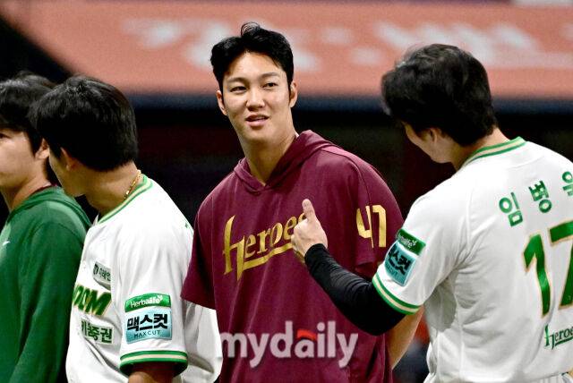 2026년 6월 30일 오후 서울 고척스카이돔에서 열린 '2026 신한 SOL KBO리그' LG 트윈스와 키움 히어로즈 경기. 키움 안우진이 6-0으로 승리한 뒤 기뻐하고 있다./유진형 기자