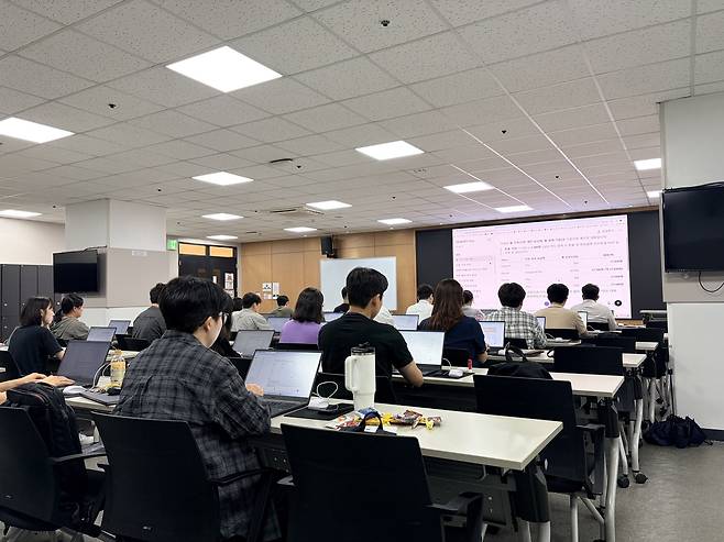 6일 서울 구로구 휴넷캠퍼스에서 ‘하루만에 끝내는 AI 업무 활용 실전’ 강의를 듣고 있는 참석자들 모습. [부애리 기자]