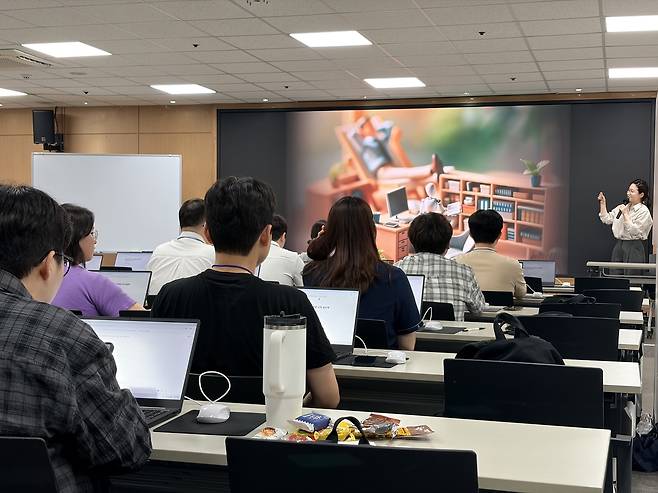 6일 서울 구로구 휴넷캠퍼스에서 ‘하루만에 끝내는 AI 업무 활용 실전’ 강의를 듣고 있는 참석자들 모습. [부애리 기자]