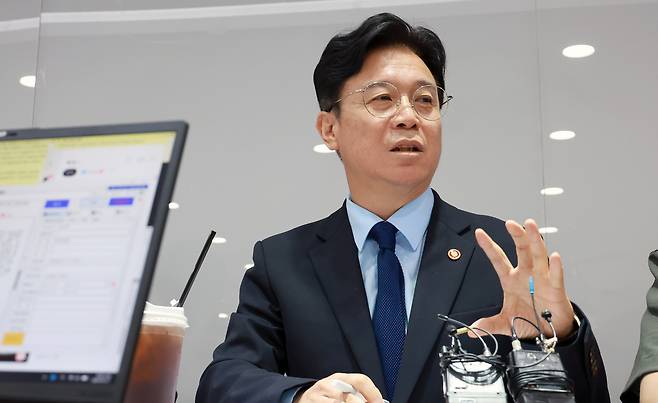 김영훈 고용노동부 장관이 27일 정부세종청사에서 출입기자단 차담회를 열고 발언하고 있다. [고용노동부 제공]