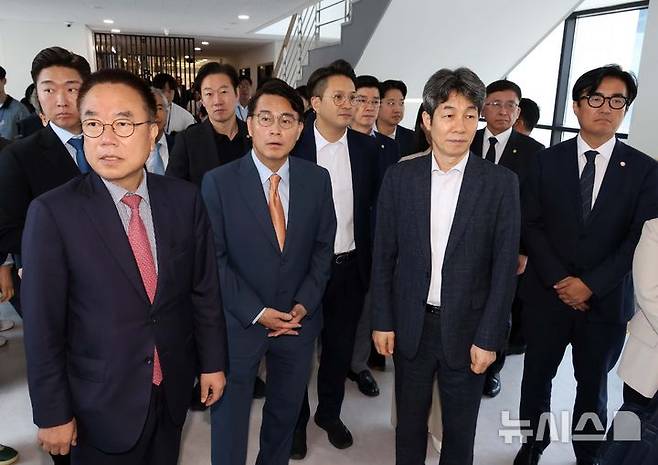 [과천=뉴시스] 고범준 기자 = 제9회 전국동시지방선거 투표용지 부족사태 등 국민참정권 침해 진상규명 및 선거관리 개혁을 위한 국정조사특별위원회 윤상현 위원장, 여당 간사인 윤건영 더불어민주당 의원, 야당 간사인 서범수 국민의힘 의원 등이 7일 경기 과천 중앙선거관리위원회에서 현장조사를 하기 위해 전산실로 이동하고 있다. (공동취재) 2026.07.07. bjko@newsis.com