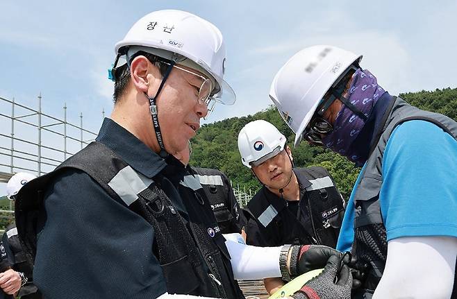 김영훈 고용노동부 장관이 건설현장 노동자들에게 온열질환 예방 물품을 나누어 주고 있다. 고용노동부 제공