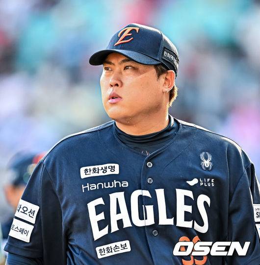 [OSEN=인천, 민경훈 기자] 28일 인천 SSG랜더스필드에서 ‘2026 신한 SOL Bank KBO리그’ SSG 랜더스와 한화 이글스의 경기가 열렸다.이날 SSG는 최민준, 한화는 류현진을 선발로 내세웠다.4회말을 마친 한화 선발 류현진이 아쉬운 표정으로 덕아웃으로 향하고 있다. 2026.06.28 / rumi@osen.co.kr