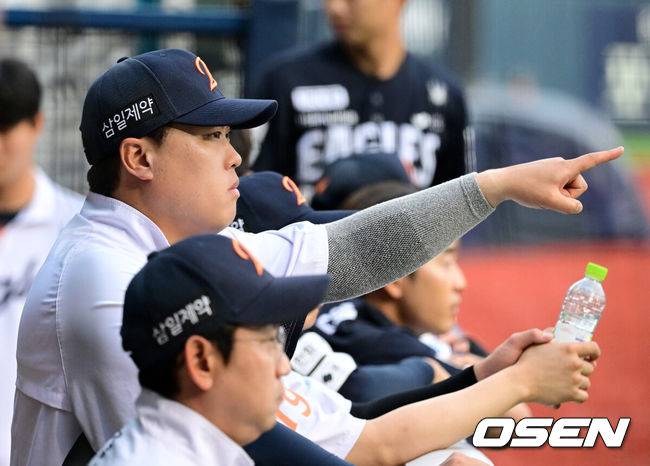 [OSEN=잠실, 지형준 기자] 3일 서울 잠실야구장에서 2026 신한 SOL KBO리그 LG 트윈스와 한화 이글스의 경기가 열렸다.이날 LG는 웰스, 한화는 화이트를 선발투수로 내세웠다.&nbsp;1회말 한화 류현진이 경기를 지켜보고 있다. 2026.07.03 / jpnews@osen.co.kr
