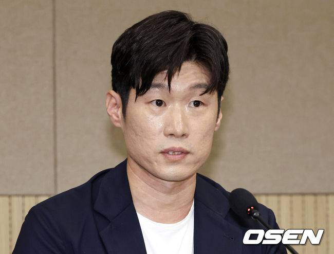 [OSEN=이대선 기자] 6일 오후 서울 올림픽파크텔에서 K-축구 혁신위원회 출범식이 열렸다.최휘영 문체부 장관과 박지성 FIFA 위원이 공동위원장을 맡고 축구·체육계 인사들이 참여하는 혁신위원회는 한국 축구의 구조적 문제를 진단하고 거버넌스 개선, 유소년 육성, 첨단 기술 도입 등 중장기 발전 방안을 마련할 계획이다.박지성 공동위원장이 모두발언을 하고 있다. 2026.07.06 /sunday@osen.co.kr