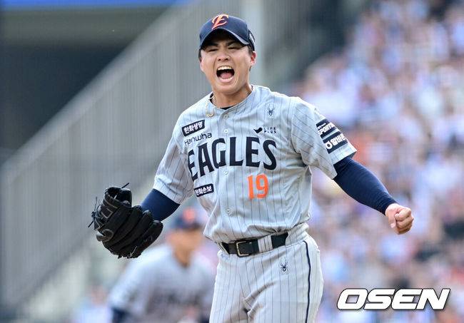 [OSEN=잠실, 최규한 기자] 3일 서울 잠실야구장에서 ‘2026 신한 SOL Bank KBO리그’ 두산 베어스와 한화 이글스의 경기가 열렸다.홈팀 두산은 박신지, 방문팀 한화는 왕옌청을 선발로 내세웠다.4회말 2사 2루 상황 두산 강승호를 삼진으로 이끌며 실점없이 이닝을 막아낸 한화 선발 왕옌청이 환호하고 있다. 2026.06.03 / dreamer@osen.co.kr