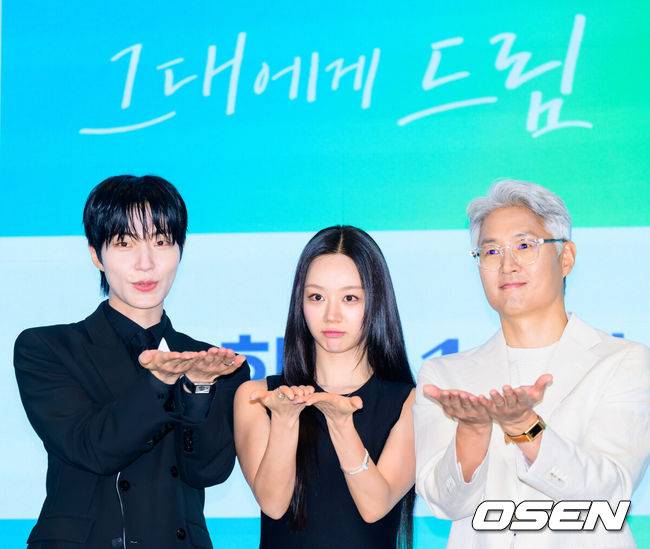 [OSEN=박준형 기자] 7일 서울 신도림 디큐브 더세인트에서 ENA 새 월화드라마 ‘그대에게 드림’ 제작발표회가 진행됐다.‘그대에게 드림’은 꿈을 이루고 돌아온 천재 영화감독 우수빈(황인엽 분)과 꿈을 잊은 채 사는 생계형 리포터 주이재(이혜리 분)의 재회 후일담을 그린 로맨틱 코미디로 이날 현장에는&nbsp;유선동&nbsp;감독, 황인엽, 이혜리 등이 참석했다.  배우 황인엽과 이혜리, 유선동 감독이 포즈를 취하고 있다.   2026.07.07 / soul1014@osen.co.kr
