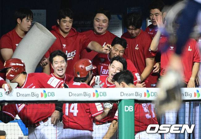 [OSEN=잠실, 최규한 기자] 7일 서울 잠실야구장에서 ‘2026 신한 SOL Bank KBO리그’ 두산 베어스와 SSG 랜더스의 경기가 열렸다. 홈팀 두산은 웨스 벤자민, 방문팀 SSG는 김민준을 선발로 내세웠다. 8회초 무사 1루 상황 SSG 최정이 달아나는 우월 투런포를 날리고 홈을 밟은 뒤 더그아웃 동료들과 인사를 나누고 있다. 2026.07.07 / dreamer@osen.co.kr