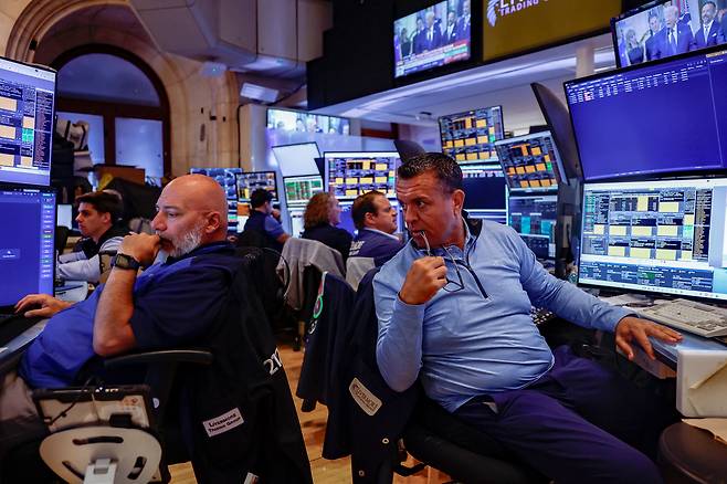 6일(현지 시간) 미국 맨해튼 뉴욕증권거래소(NYSE)에서 거래중개인들이 증시 화면을 바라보고 있다. 로이터연합뉴스