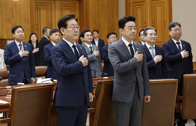 이재명 대통령이 6일 오전 청와대에서 열린 메가프로젝트 민관합동 점검회의 시작에 앞서 국민의례를 하고 있다. 청와대사진기자단