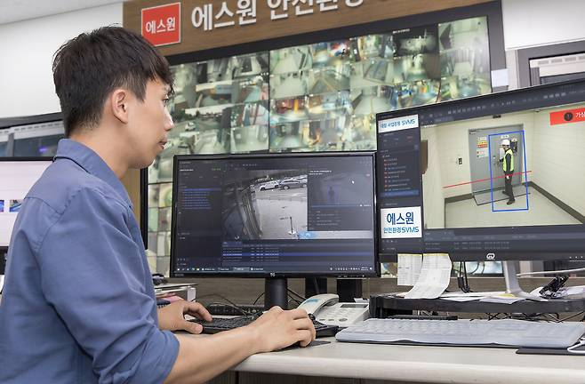 국립어린이과학관 안전 담당 직원이 3일 서울 종로구에 있는 과학관 상황실에서 에스원 AI 안전 솔루션 운영 현황을 살펴보고 있다.사진제공=에스원