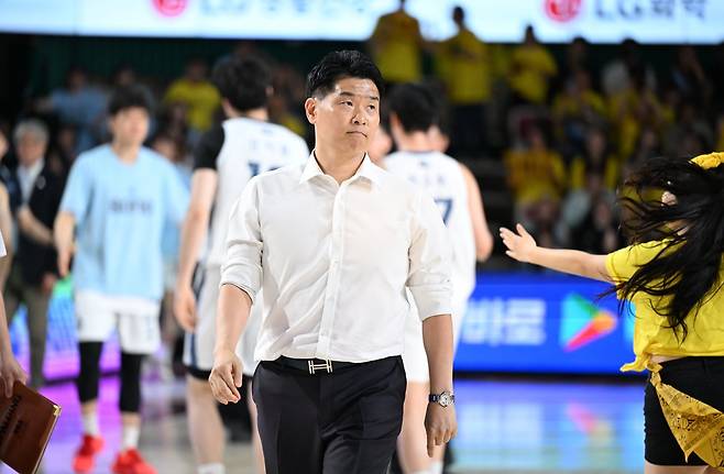 조상현 LG 감독은 2025~2026시즌 4강 PO 탈락을 자양분으로 삼아 더 철저한 시즌 준비를 약속했다. 사진제공｜KBL
