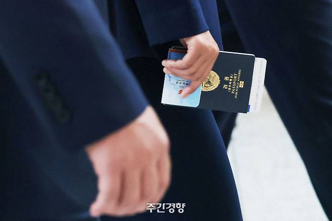 북한 내고향여자축구단 선수들이 지난 5월 인천국제공항에서 여권을 들고 있다. 남과 북은 방문증명서만으로 오갈 수 있지만, 북한 선수들은 여권을 제시했다. 한수빈 기자