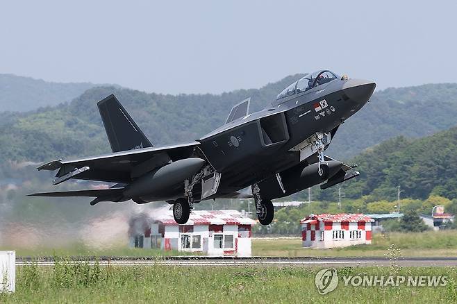 이륙하는 전투기 KF-21 시제기 (서울=연합뉴스) 지난 13일 경남 사천시 공군3훈련비행단에서 국산 초음속 전투기 KF-21 시제기가 힘차게 이륙하고 있다. 2026.5.14 [사진공동취재단] photo@yna.co.kr