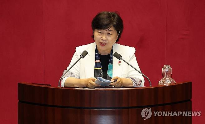 당선 인사하는 서영교 법사위원장 (서울=연합뉴스) 이동해 기자 = 30일 국회 본회의에서 법제사법위원장으로 선출된 더불어민주당 서영교 의원이 당선인사를 하고 있다. 2026.6.30 eastsea@yna.co.kr