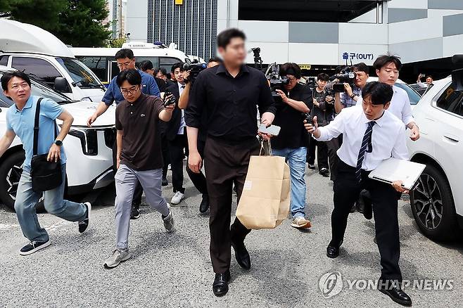 '장윤기 사건 유착 의혹' 검찰, 광산경찰서 압수수색 (전남광주=연합뉴스) 정다움 기자 = 7일 오전 전남광주통합특별시 광산구 광산경찰서에서 광주지검 수사관이 압수수색을 마친 뒤 이동하고 있다.
검찰은 형사과 관계자 등 다수 경찰관을 공무상비밀누설·증거인멸 혐의 등으로 입건해 수사를 이어오고 있다. 2026.7.7 daum@yna.co.kr