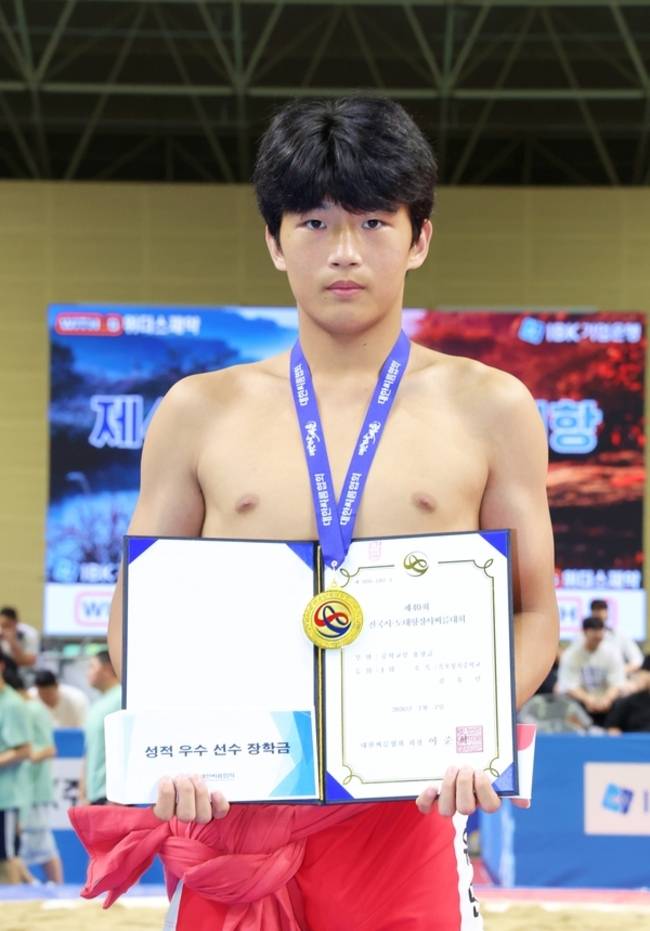 거제 옥포성지중학교 김유민이 7일 창원국민센터에서 열린 제40회 전국시도대항장사씨름대회에서 우승한 뒤 기념 촬영을 하고 있다. /대한씨름협회