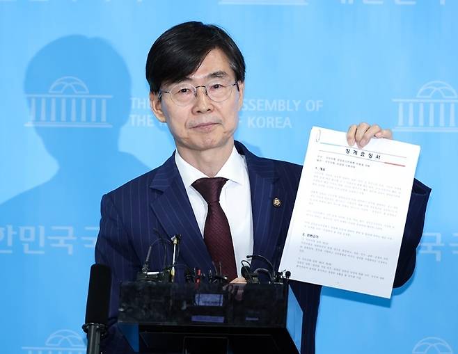 장동혁 당 대표 징계요청서를 들어 보이는 조경태 의원/연합뉴스
